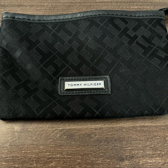 Tommy Hilfiger Black Wristlet Wallet - Picture 2 of 7
